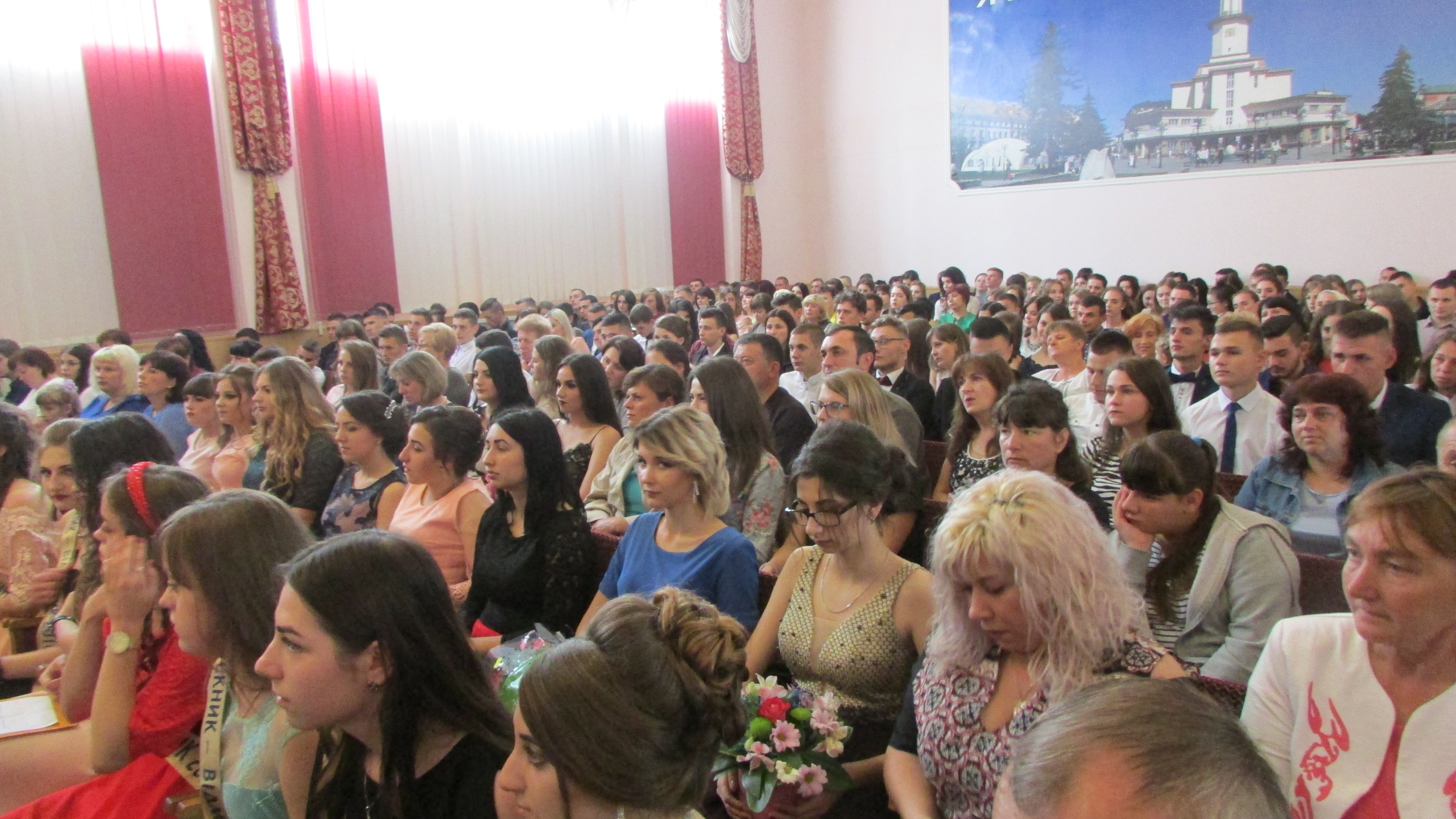 320 цьогорічних випускників Івано-Франківського коледжу ресторанного сервісу і туризму НУХТ отримали дипломи