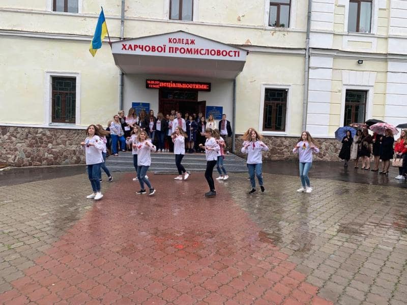 Танцювальним флешмобом відзначили Всесвітній день української вишиванки у Кам’янець-Подільському коледжі харчової промисловості НУХТ