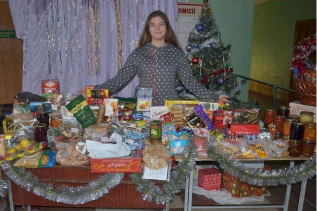 Новорічний кошик для бійця: традиції волонтерства у Смілянському коледжі харчових технологій НУХТ