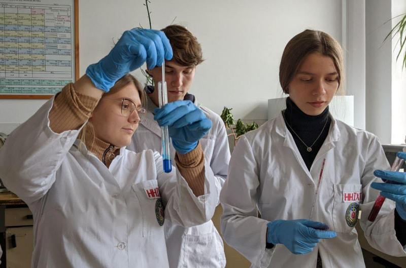 Четвертокурсники-хімтехнологи прокачують навички роботи в хімічній лабораторії