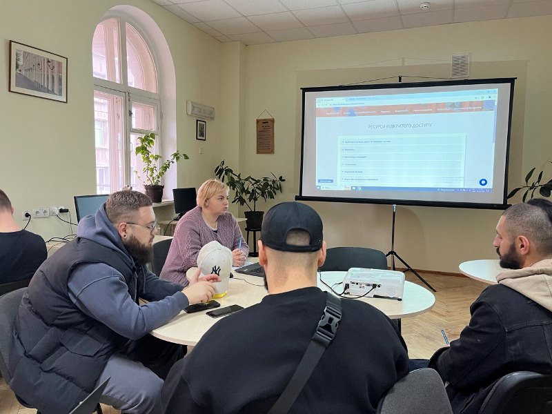 Магістранти дізнаються про послуги та сервіси Науково-технічної бібліотеки НУХТ