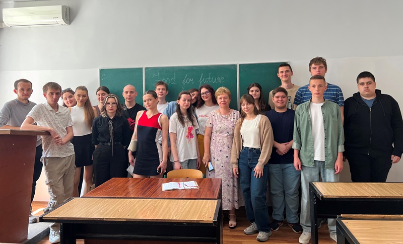Актуальну тему обговорили першокурсники на черговому засіданні Movie club