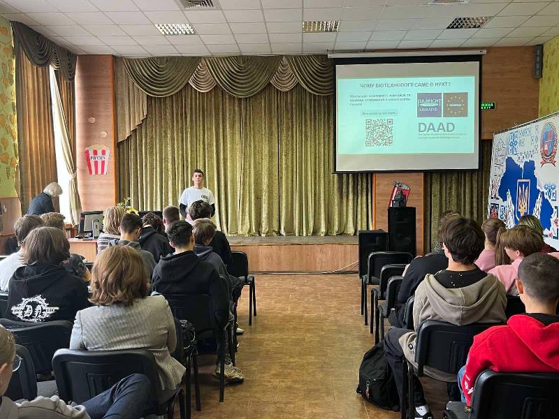 Майбутнє біотехнології починається у Дніпровському технічному ліцеї