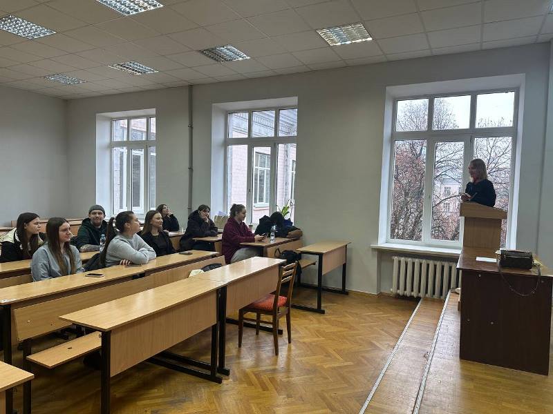 Досліджуємо ключові галузі України через англомовні презентації