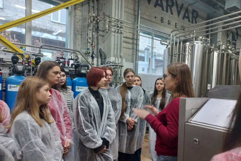 Першокурсники знайомилися з українською пивною культурою на крафтовій пивоварні