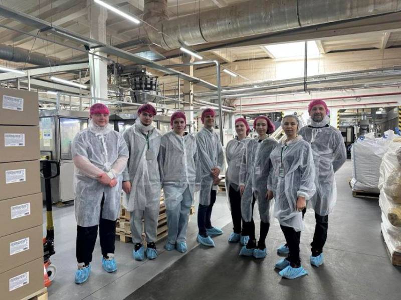 Другокурсники знайомляться з виробництвом продуктів оздоровчого призначення