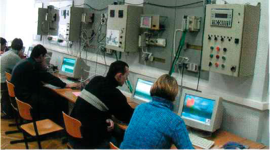 У лабораторії мікропроцесорної техніки (2005 р.)