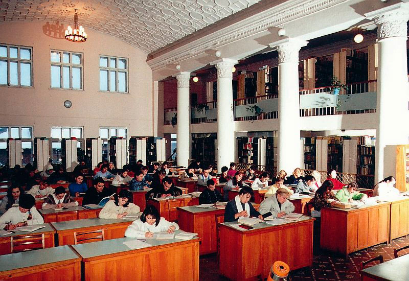 Читальна зала для студентів Науково-технічної бібліотеки інституту (1990-ті роки)