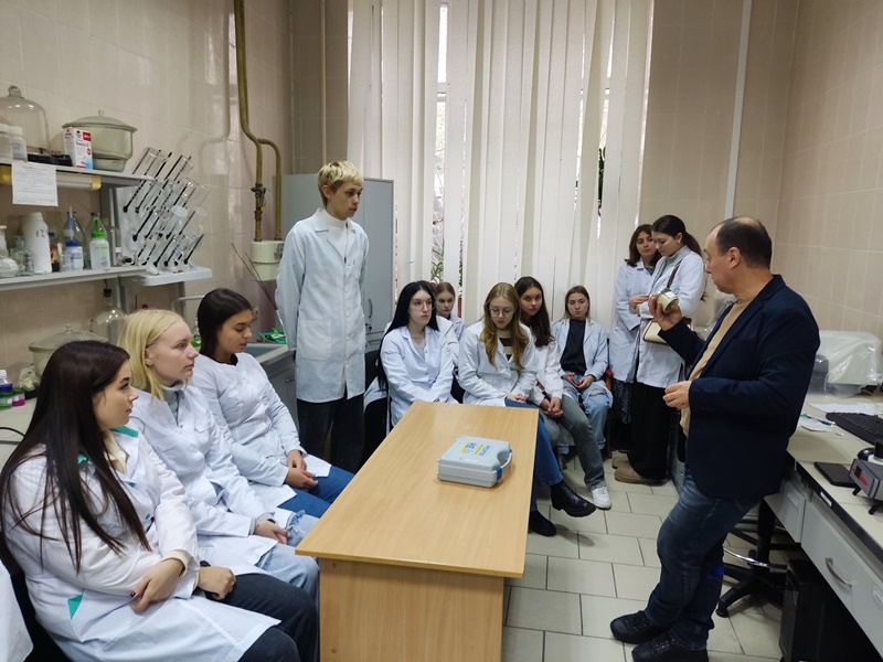 Лабораторні бакалаврів-експертів у Центрі «Лабораторія біобезпеки, якості харчової продукції та безпеки харчування» НУХТ