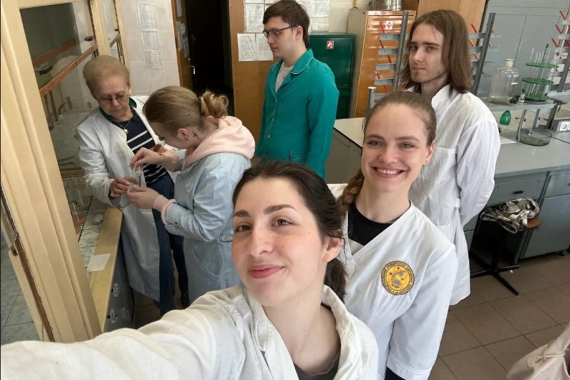 Практичне занурення у процеси біосинтезу: від мікробної клітини до харчової добавки
