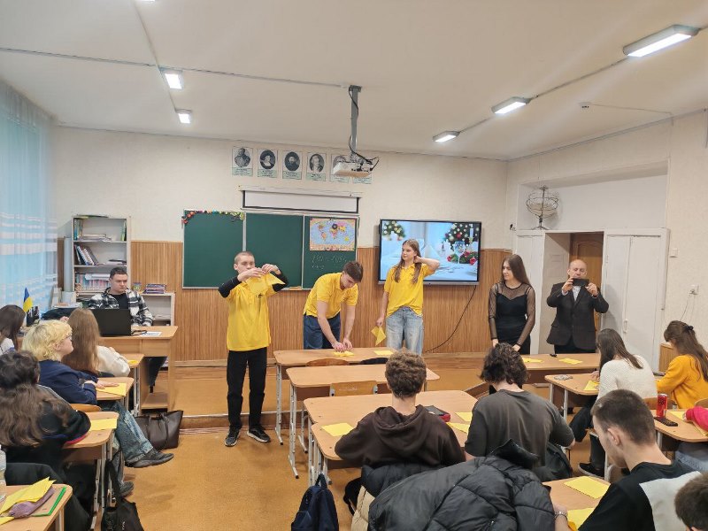 Викладацько-студентська команда кафедри технології ресторанної та аюрведичної продукції – у столичному ліцеї №15