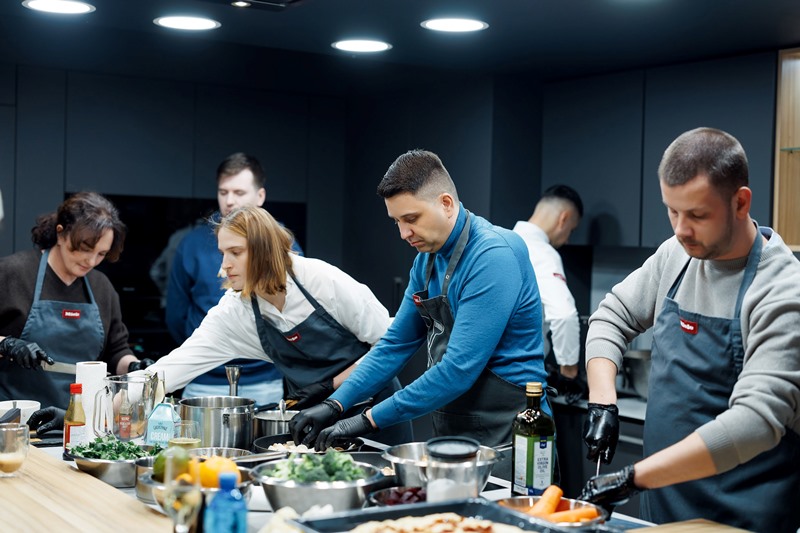 Кулінарна магія в Miele Experience Center: викладач НУХТ стає сушефом і відкриває світ фудпейрингу