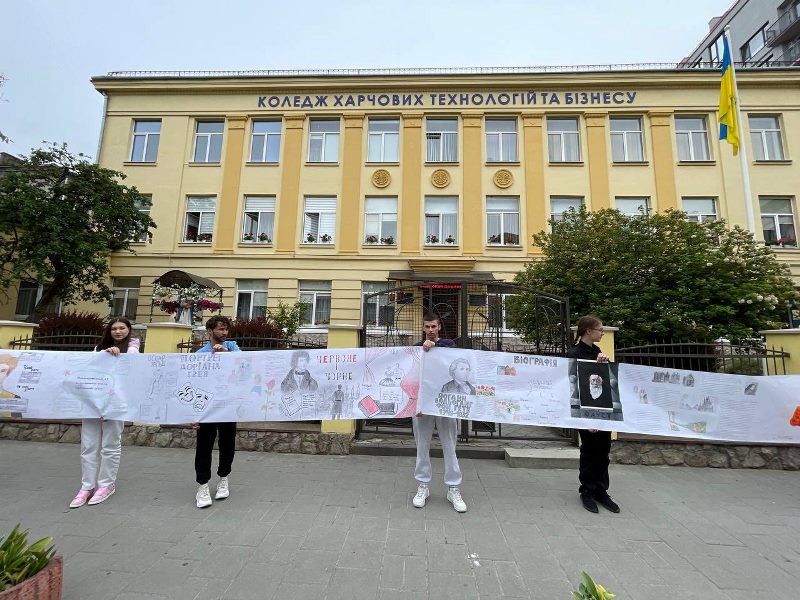 Першокурсники Львівського коледжу НУХТ презентували 27-метрову стінгазету!